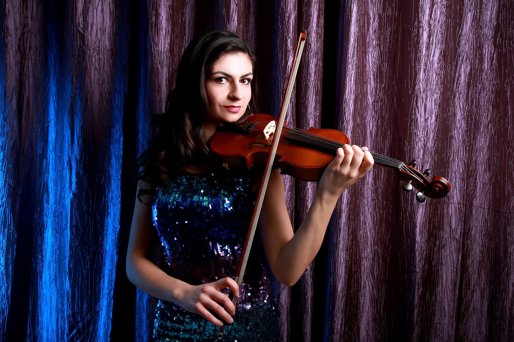 Karina is playing an acoustic violin in London