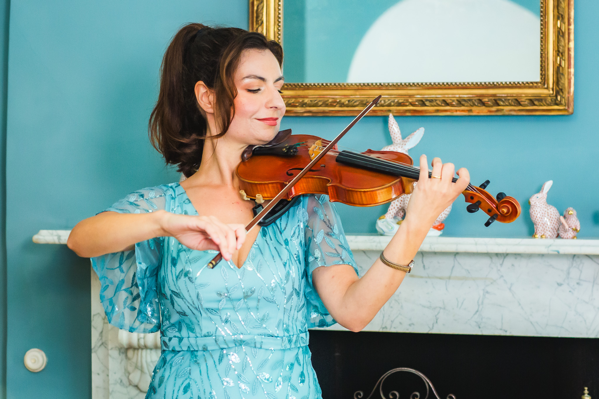 Karina dey violin playing at a wedding ceremony at the Stone House Estate